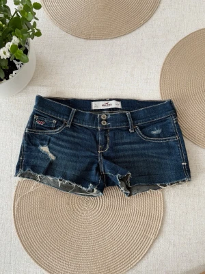 Hollister vintage lågmidjade jeansshorts  - Storlek W27 ~ S. Rakt över midjemått: 38cm. Skickas inom 24h. Se liknande plagg i min profil! A3