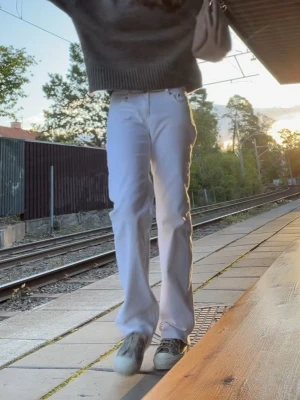 Vita raka jeans med mellan midja - Säljer ett par vita jeans med rak passform och mellan midja. Dom är i storlek 36 och har tyvärr blivit för små för mig. De är relativt nya och bra skick! Skriv för fler bilder🥰
