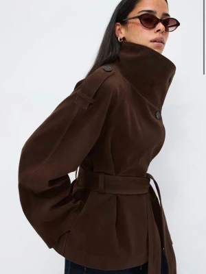 Trench coat Gina tricot mocka  - Säljer denna helt nya super fina och populära jacka/korts mocka kappa från Gina Tricot. Tyvärr får ja ingen användning för den, därav säljer jag den 💞 skriv vid mer frågor 💕