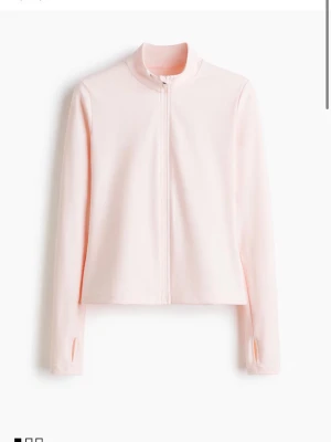 Ljusrosa träningsjacka med dragkedja - Ljusrosa träningsjacka från Softmove med hel dragkedja framtill och tumhål i ärmsluten. Tillverkad i ett mjukt och stretchigt material som passar perfekt till träning. Jackan har en stilren design med hög krage och lång ärm. Den är mycket bra skick. Dock gillade jag inte dragkedjan så tog lite rosa nagellack på själva drakkedjan! Men det går nog att ta bort själv tyckte jag den blev finare! Hör av er vid frågor!