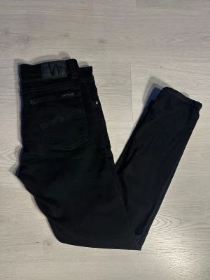 Nudie 32/32 - Et par riktigt feta Nudie jeans! De är i mycket bra skick och utan defekter:)  Skriv vid frågor och kolla gärna in min profil för fler jeans o kläder. Vid köp av fler plagg kan att schysst paketpris fixas:)