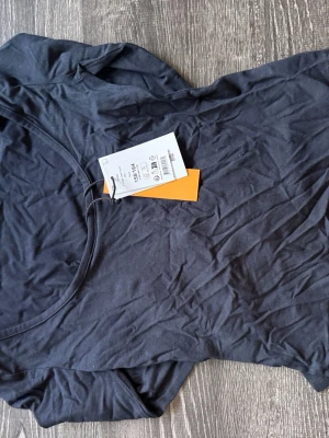 Blå långärmad topp i bomull - En enkel och stilren blå långärmad topp från Gina. Tillverkad i mjuk bomull och normal passform. Perfekt basplagg att ha i garderoben. Öppen i ryggen