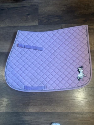 Mulle schabrak full  - Syren lila, använd två gånger max, säljer då den ej används, går inte att köp längre!! Köpte för 400 men säljer för 200kr💕