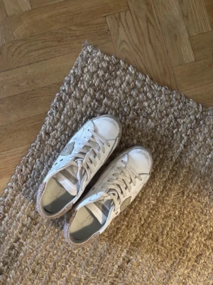 Vita sneakers från Philippe Model - Säljer dessa philippe Model skorna då de inte kommer till användning. Storlek 36 men passar ändå mig som är 37,5. Super fint skick! Skriv vid frågor💛