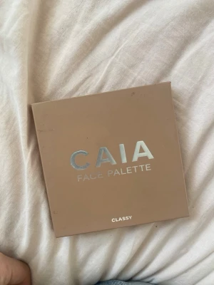 CAIA Face Palette Classy - Säljer en CAIA Face Palette i färgen Classy. Paletten innehåller fyra puder: contour i en kall brun nyans, bronzer i varm brun ton, blush i rosabrun nyans och highlight i champagnefärg. Kommer i en beige fyrkantig förpackning med spegel i locket. Säljer den för att jag fick två stycken likadana, men det går att byta också