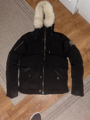 Moose Knuckles Jacka  - Äkta Svart pufferjacka från Moose Knuckles storlek S men passar också M men mer åt slim hållet isåfall! Inga repor eller andra skador på jackan, använt sparsamt så den e knappt använd! Nypris cirka 14:000kr köpt nån gång för 2 år sedan! 