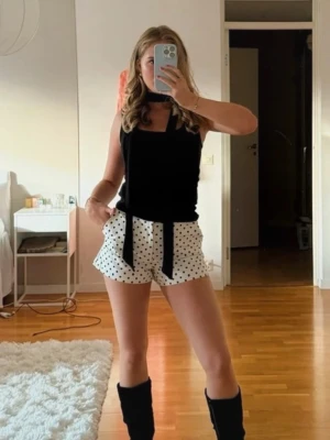 Prickiga trendiga kostymshorts Zara - Tyvärr har mina favorit kostymshorts blivit försmå, otroligt snygga prickiga från Zara! Slutsålda ✨✨ stl xs, endast kommit till användning en gång.