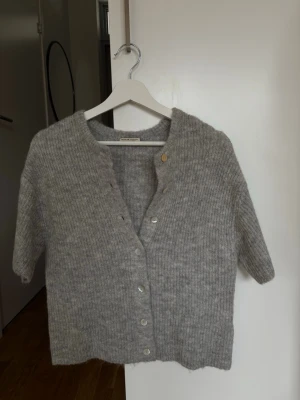 Stickad t-shirt - Grå stickad t-shirt med knappar från Gina. Storlek xs. 