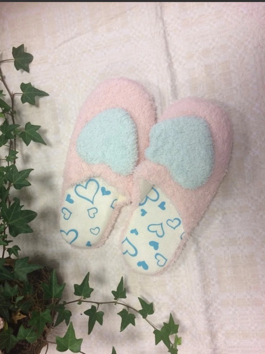 Pastellfärgade fluffiga tofflor