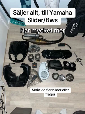 Yamaha Slider/Bws mopeddelar - Säljer ett stort paket mopeddelar till Yamaha Slider/Bws. Bland annat kåpor i svart plast, Leovince TT avgassystem, variator, cylinder, kopplingsdelar och andra motordelar. Perfekt för dig som vill meka eller behöver reservdelar till din moped.