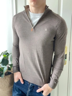 Morris 100% merino wool quarter zip - Morris 100% merino wool quarter zip, extremt fin.  Inga defekter! Modellen i bilderna är 180 cm 75 kg och bär Storlek S,  Kom med frågor! 🌟 (Kan gå ned i pris vid köp av paket 😉) 
