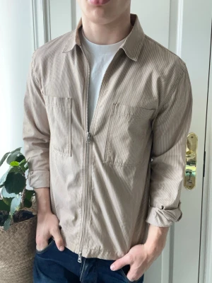 These glory days overshirt med zip  - These glory days overshirt med zip - unikt material. Inga defekter! Modellen i bilderna är 180 cm 75 kg och bär Storlek M , Kom med frågor! 🌟 (Kan gå ned i pris vid köp av paket 😉) 