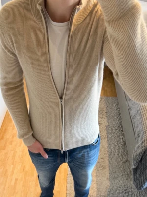 John Henric 100% Kashmir Full Zip - John Henric 100% Kashmir Full Zip | Storlek: S, passar dig mellan 180-190 cm | Skick: 9/10, använd fåtal gånger | Bara att skriva vid funderingar✍️