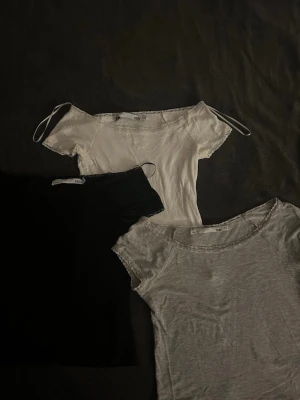 3-pack toppar med spetsdetalj - Säljer tre toppar från lager 157 i svart, vitt och grått. Alla har korta ärmar, rund halsringning och fina spetsdetaljer vid hals och ärmslut. Perfekta att styla till jeans eller kjol för en enkel men söt look.