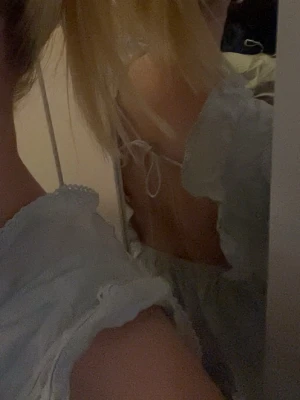 Ljusblå volangklänning med öppen rygg - Supersöt och superskön ljusblå kortklänning med volangdetaljer och v-ringning😽Klänningen har öppen rygg med knytband och är ärmlös, perfekt för varmare väde. Den är nästan nyskick och bara använd en eller två gånger🩵