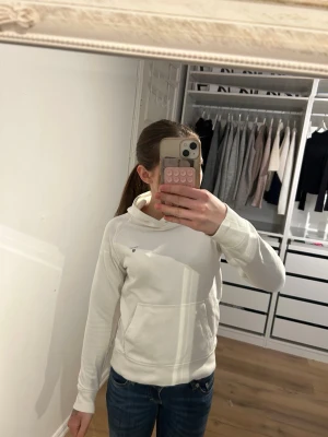 Vit gant hoodie  - Vit hoodie från gant, är i mycket bra skick men säljer pågrund av att jag växt ur den. Storlek 146/152 men passar bra som xs😊