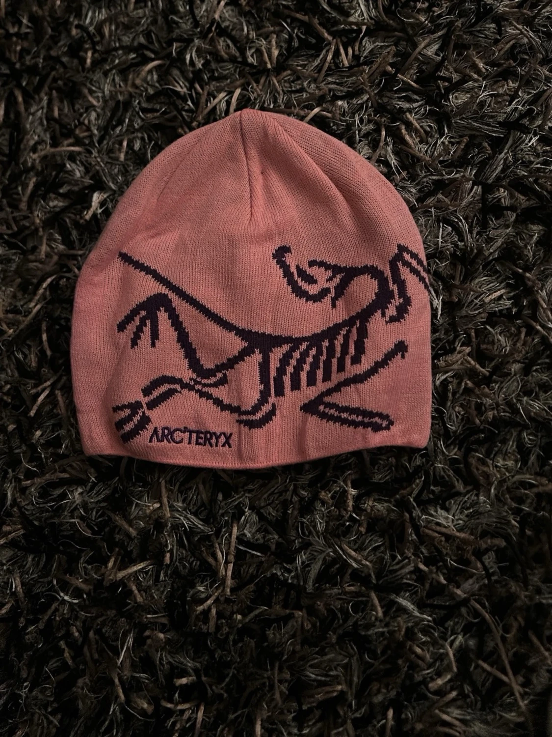 Rosa mössa från Arc'teryx