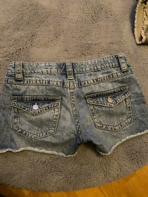 Blåa shorts - Fina blåa shorts från Gina Tricot. Frakt tillkommer 