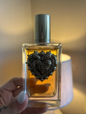 Dolce Gabbana devotion 100 ml  - Använd två gånger men får tyvärr migrän av den . Luktar fantastiskt 
