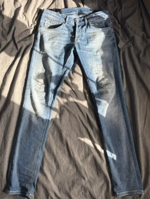 Dondup George - Tja, säljer ett par mycket eftertraktade DonDup George med slitningar till ett riktigt bra pris. Nypris runt 4000kr!