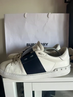 Valentino open - Snygga vita sneakers från valentino. Väldigt snygga. Perfekt nu för sommaren. Bra skick ändå😃. Valentino är små i storleken skulle jag säga 