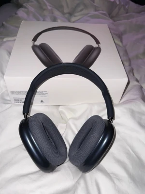 Apple AirPods Max mörkgrå hörlurar - Snygga Apple AirPods Max i färgen Midnight med stilren design. Over-ear-modell med mjuka öronkuddar i tyg och metallbåge med mesh för extra komfort. Perfekta för musik, gaming eller film. Levereras med originalkartong. Se sista bild för ärkehets bevis! Säljer pågrund av att jag icke använder längre. Skriv vid eventuella frågor!