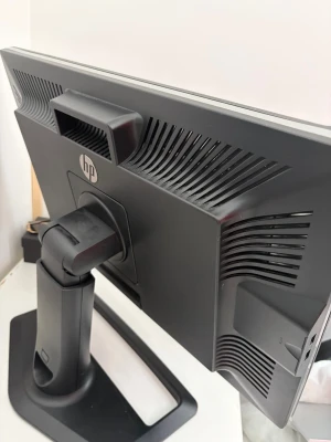 HP datorskärm svart 24 tum - Säljer en svart HP datorskärm med stilren design och justerbart stativ. Skärmen har en matt yta och tydliga ventilationsgaller på baksidan. Perfekt till hemmakontoret eller gaminghörnan.