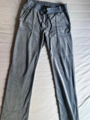 Juicy Couture byxor - Säljer dessa jätte fina mysiga Juicy couture byxor som inte kommer till användning längre. Använd fåtal gånger men är lite smutsiga längst ner där bak på benen vid foten. Nypris är 1100kr. 