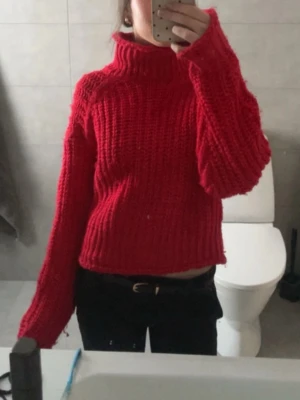 Röd stickad polotröja - chunky röd stickad polotröja med oversized passform och långa ärmar, från hm! knappt använd, pris kan diskuteras 