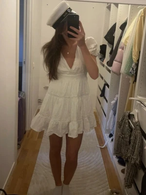 Vit miniklänning - Jättesöt klänning perfekt för studenten 💛 Har en liten smink fläck men den är på insidan så syns knappt.  Annars bra skick. Står storlek xs men skulle säga att den passar S bra också. Jag brukar ha xs - s oftast