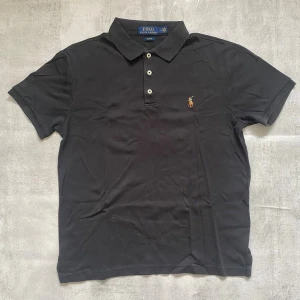 Svart Polo Ralph Lauren piké  - Jag Säljer en fet pike från Polo Ralph Lauren| skicket på tröjan är bra 8/10 | storlek M | ny pris 2000: mitt pris är 349 | skriv vid frågor och funderingar       