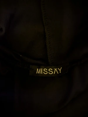 Svart sammets-hoodie från Missäy - Säljer en svart hoodie från Missäy i mjuk sammetsliknande material. Hoodien har en rymlig huva och en avslappnad passform, perfekt för dig som gillar en chill och stilren look. Materialet ger ett lyxigt intryck och känns skönt mot huden.