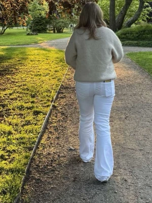  Vita bootcut jeans - Super fina vita bootcutjeans från din vintage shop. I jätte fint skick endast använda fåtal gånger.💕