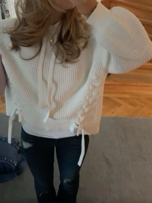 Stickad hoodie med snörning  - Jättesnygg stickad hoodie med snörning!! 🤍