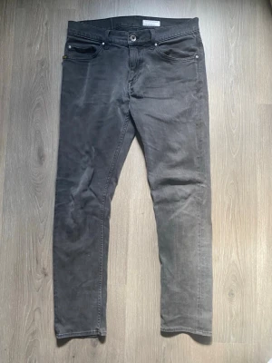 Gråa slim fit jeans från Tiger of Sweden - Säljer dessa svarta jeans från tiger of Sweden, de är i bra skick och är slim fit. Storlek 29/30. Hör gärna av er om ni har frågor. /Milo