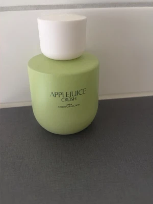 Zara Applejuice Crush parfym - Fräsch parfym från Zara Crush Collection med doften Applejuice Crush. Flaskan är ljusgrön med rund form och har ett vitt lock. Perfekt för dig som gillar fruktiga och lätta dofter. Snygg och modern design som sticker ut på hyllan.