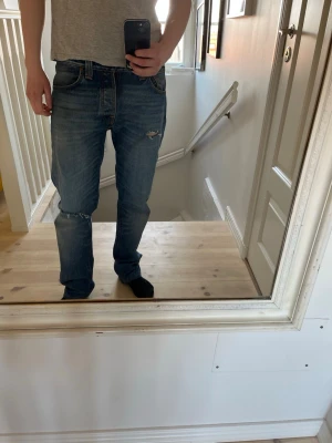 Nudie jeans  - Nudie jeans i modellen steady eddie, storlek 30/34 på lappen men uppsydda till 32 i längden, jag på bild är 180, skriv vid frågor!