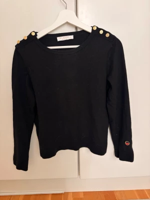 Busnel - Säljer en Busnel tröja då den krympt i tvätten. Den är storlek M men passar nu för XS🫶🏼 Den är i bra skick annars med inga defekter. 