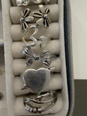 Silver ringar  - Säljer dessa silverringar. 90kr styck! Superfina. Snabb affär!💓