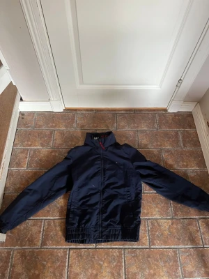 Tommy hilfiger jacka - Tunn jacka med inbyggd luva