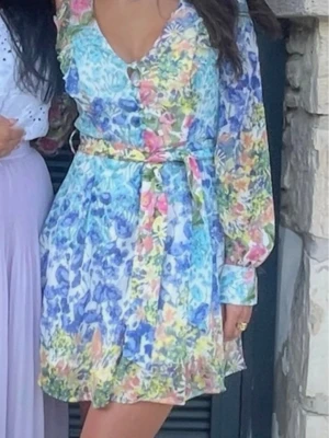 Blommig kortklänning från Zara - Supersöt kortklänning från Zara med färgglatt blommönster i blått, rosa, gult och grönt. Perfekt för sommarens alla tillfällen!