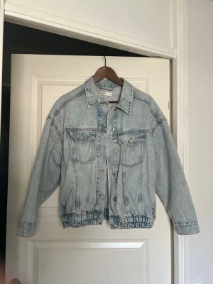 Jeansjacka Gina Tricot - Oversized ljusblå jeansjacka i utmärkt skick. Från Gina Tricot. Så fin till våren och sommaren. Köp bundle och få rabatt! 