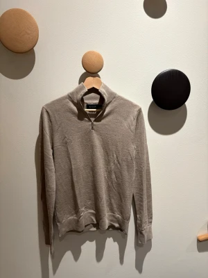 Riley Halfzip - Halfzip från Riley i 100% merino ull. Nypris 1200. Nytt skick. Han på bilden är 181