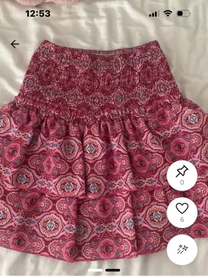 Volang kjol - Jätte snygg volang rosa kjol, köpt här på Plick och tror den är från temu. ⭐️ men liknar kjolarna från meet me there!!😽priset kan diskuteras vid snabbt köp!!