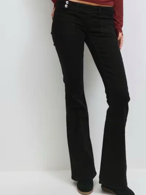 Svarta jeans  - Supersnygga slutsålda svarta low waist jeans från  Ginatricot 14+, använda fåtal gånger så superfint skick! Strl xs regular💕skriv gärna för egna bilder