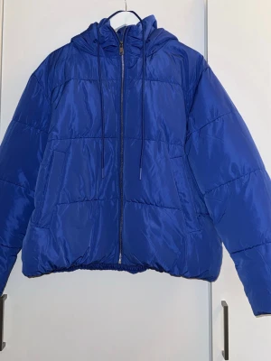 Jacka Nelly  - Perfect padded jacket från Nelly. Använd få gånger & är i fint skick. Snöret som hänger på har åkt ut å är till för å ha i luvan. Nypris: 699kr 