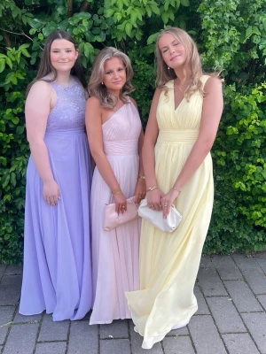 Ljusgul långklänning/balklänning💛💛 - Säljer min superfina ljusgula balklänning💛Den är i fint skick då den bara är använd under en kväll. Den har tyvärr några små små fläckar längst ner på klänningen, se bild 6. Dessa fläcker syns verkligen inte ifall man inte kolla super noga, skickar mer bilder på fläckarna vid intresse. Den har även bus-fläckar på insidan, men det syns inte överhuvudtaget när man har på sig den, se bild 5. Jag är 180 cm lång, men den går säkert att sy upp vid behov. Köptes på JJs house för ca 1900. Fråga mig!!💛💛