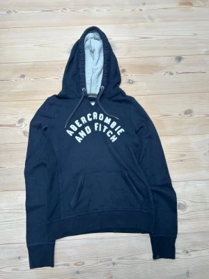 Abercrombie & Fitch hoodie  - Säljer denna Abercrombie & Fitch hoodien, den är i fint skick och det är en S men sitter som XS/S.   Hör av er vid minsta lilla fråga! Pris ej hugget i sten!  Kolla min profil för mer liknande plagg 😊