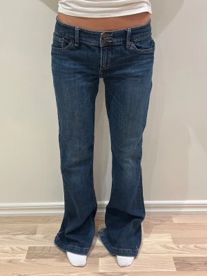 Abercrombie & fitch lågmidjade jeans  - storlek 6 ”stretch” ~  M. Observera, jag är 165 på bild och brukar ha XS, därav svårt att visa förväntad passform. Rakt över midjemått: 39cm. Innebenslängd: 80cm. Frakt inom 24h. Se liknande plagg i min profil!