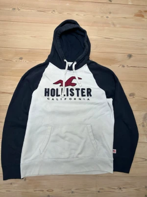 Hollister hoodie  - Säljer denna Hollister hoodie, den är i fint skick! Den är i storlek L men passar också M!  Hör av er vid minsta lilla fråga! Pris ej hugget i sten!  Kolla min profil för mer liknande plagg 😊